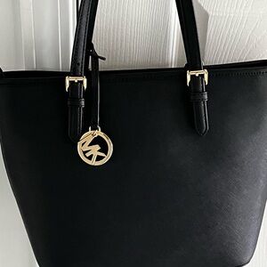 Michael KORS shoulder bag, snap pocket in front side.